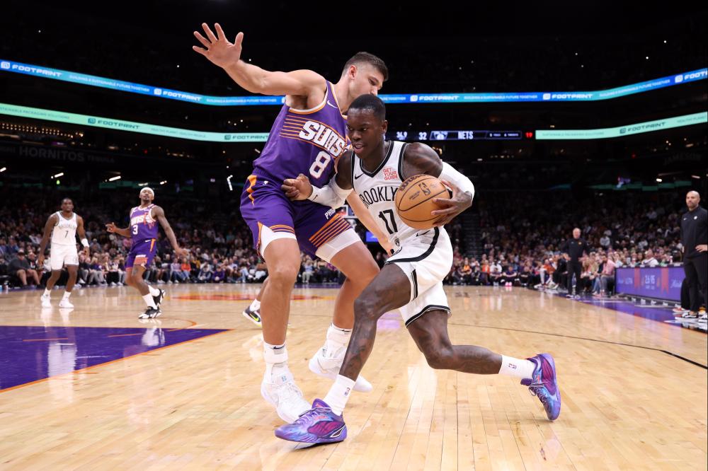 主席也得营业，拉波尔塔赛后与双方球迷陆续合影留念